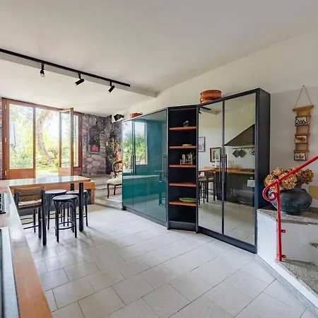Renetta With Swimming Pool And Jacuzzi And Parking